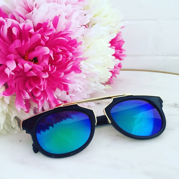 Erica Rose Accessories - 🆑 "Madeline" Sunglasses || Black & Blue Mirror